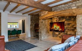 Gloucester-Modernised 4 Bedroom Cottage-Sleeps 8-Free Parking-Fast Wi-Fi
